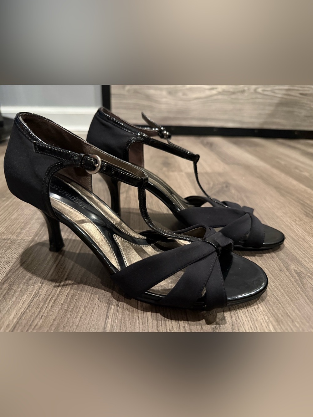 Women’s Naturalizer N5 Comfort Black T-Strap Peep Toe Heels Size: 6